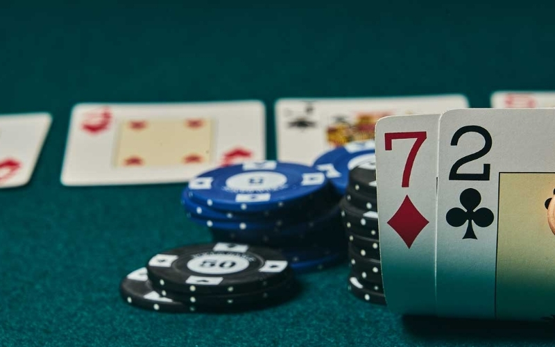 Chiến thuật Bluff trong Poker là gì? Nghệ thuật lừa gạt đối thủ trên bàn cược.