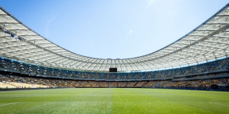 Khung cảnh khán đài rực rỡ sắc màu, hòa mình vào trận cầu đỉnh cao